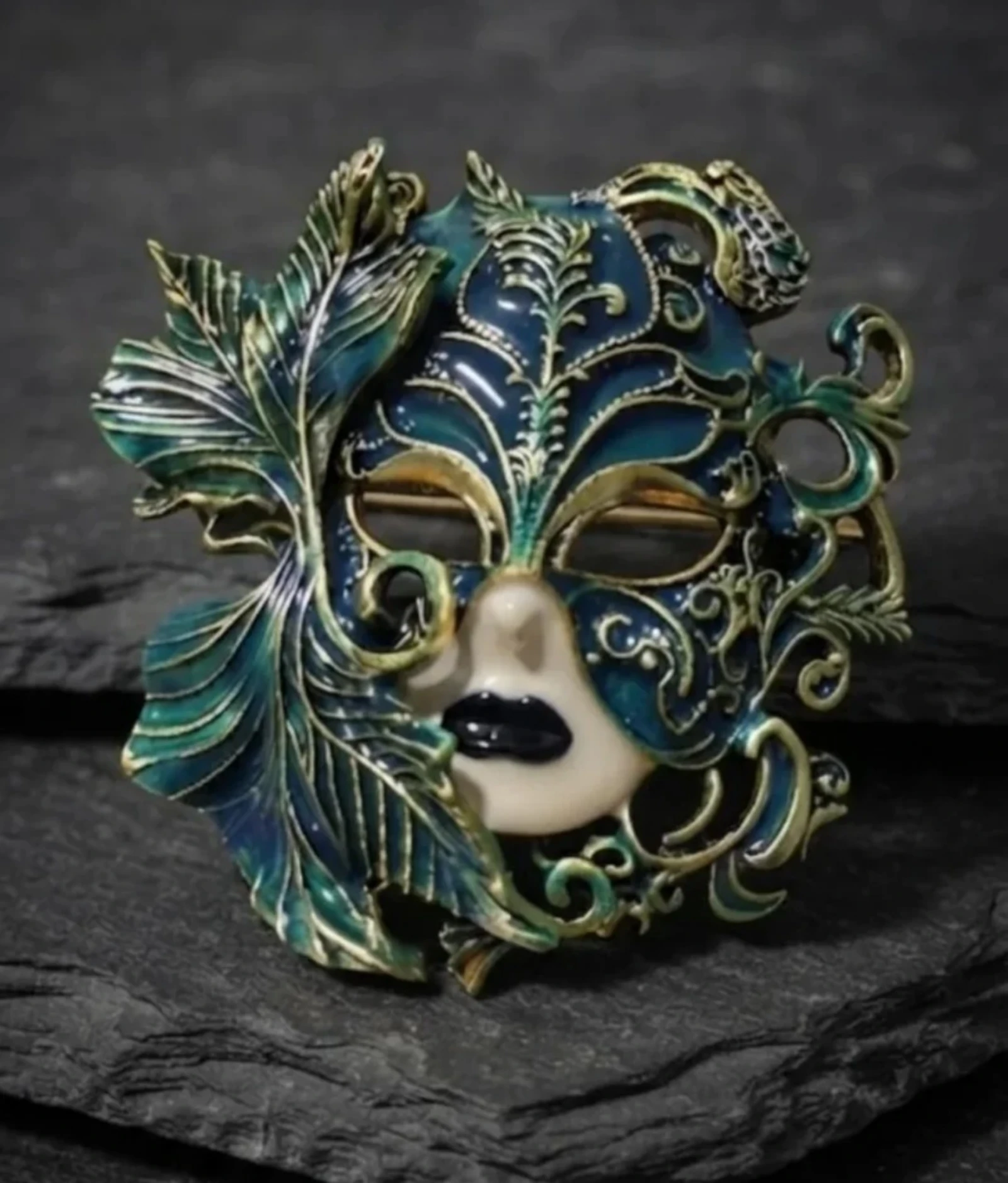 Broche de mascara veneciana verde